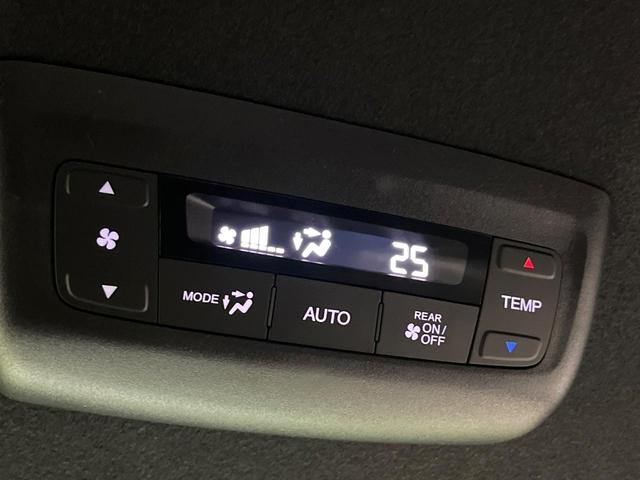 ステップワゴン ｅ：ＨＥＶスパーダ　登録済み未使用車　両側電動スライドドア　レーダークルーズ　電動リアゲート　ハーフレザーシート　コーナーセンサー　スマートキー　ＬＥＤヘッド　純正１６インチアルミ　オートライト　デュアルエアコン（7枚目）