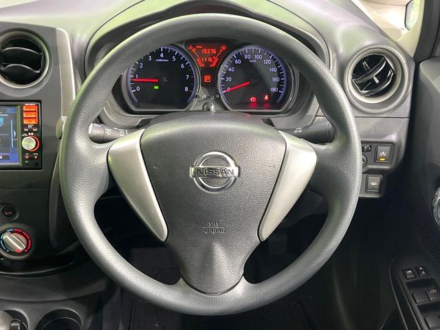 �C���e���A�ɍ��킹���f�U�C���̃X�e�A�����O�́A�^�]�������̂��Ƃ��l���A�^�]���₷���`��A�傫���ł��B�����x�A���ۂɐG���Ă��m���߂��������B