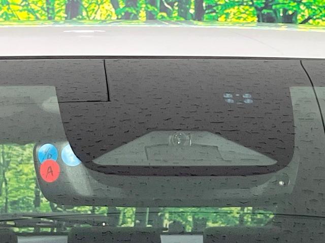 ヴェゼル ｅ：ＨＥＶ　Ｚ　禁煙車　純正９型ナビ　衝突軽減　バックカメラ　レーダークルーズ　ステアリングヒーター　ＥＴＣ　ドラレコ　シートヒーター　電動リアゲート　クリアランスソナー　オートハイビーム　置くだけ充電　スマートキー（5枚目）