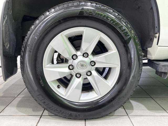 �y�����P�U�C���`�A���~�z�C�[���z�O���Ƀ}�b�`���������A���~�z�C�[���𑕒����Ă���܂��B�e��ЊO�A���~�z�C�[����A�X�^�b�h���X�^�C�����戵�����Ă���܂��B���񂲑��k����������