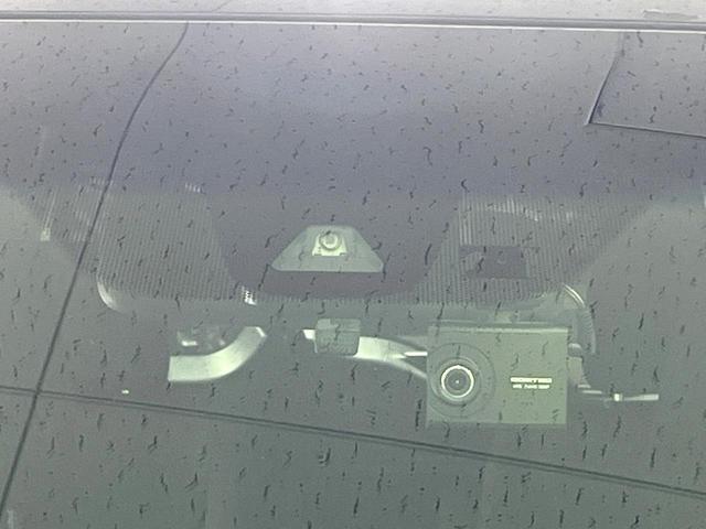 �y�z���_�Z���V���O�z���s���ɑO���̎ԗ�����F�����A�Փ˂������Ȏ��͌x��ƃu���[�L�ŏՓˉ���Ɣ�Q�y�����A�V�X�g�B�����S�Ƀh���C�u�����y���݂��������܂��B