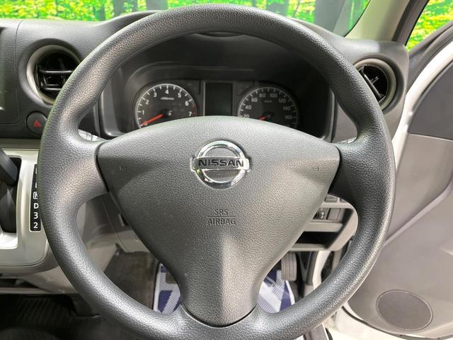 �C���e���A�ɍ��킹���f�U�C���̃X�e�A�����O�́A�^�]�������̂��Ƃ��l���A�^�]���₷���`��A�傫���ł��B�����x�A���ۂɐG���Ă��m���߂��������B