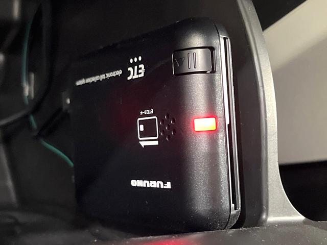 スイフト ＸＧ　禁煙車　ＳＤナビ　バックカメラ　衝突軽減装置　レーダークルーズ　ＥＴＣ　Ｂｌｕｅｔｏｏｔｈ　コーナーセンサー　スマートキー　シートヒーター　ＬＥＤヘッド　ブラインドスポットモニター（6枚目）