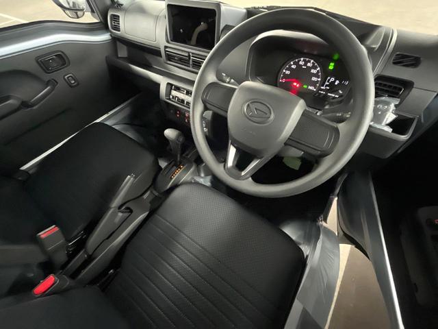 ハイゼットトラック スタンダード　禁煙車　４ＷＤ　衝突被害軽減システム　コーナーセンサー　スマートキー　レーンアシスト　オートマチックハイビーム　クリアランスソナー　先行車発進お知らせ装置　オートライト　パワーウィンドウ　荷台ステップ（2枚目）