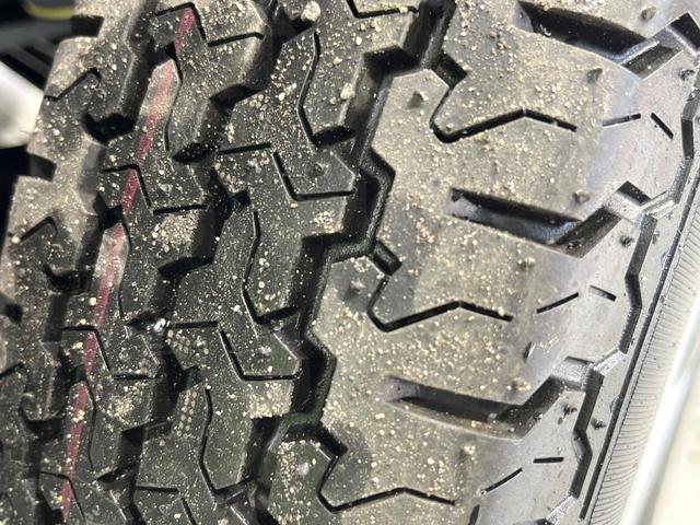 ハイゼットトラック スタンダード　禁煙車　４ＷＤ　衝突被害軽減システム　コーナーセンサー　スマートキー　レーンアシスト　オートマチックハイビーム　クリアランスソナー　先行車発進お知らせ装置　オートライト　パワーウィンドウ　荷台ステップ（28枚目）