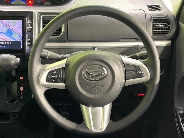 �C���e���A�ɍ��킹���f�U�C���̃X�e�A�����O�́A�^�]�������̂��Ƃ��l���A�^�]���₷���`��A�傫���ł��B�����x�A���ۂɐG���Ă��m���߂��������B