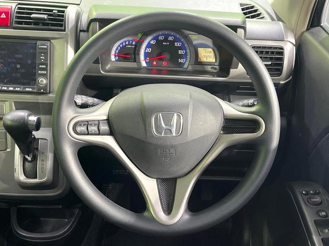 �C���e���A�ɍ��킹���f�U�C���̃X�e�A�����O�́A�^�]�������̂��Ƃ��l���A�^�]���₷���`��A�傫���ł��B�����x�A���ۂɐG���Ă��m���߂��������B