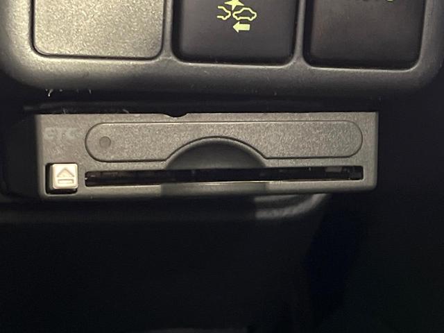 アクア Ｘ－アーバン　ソリッド　禁煙車　純正ＳＤナビ　バックカメラ　衝突軽減装置　ドラレコ　ＥＴＣ　ＬＥＤヘッド　純正１６インチアルミ　オートハイビーム　オートライト　オートエアコン　Ｂｌｕｅｔｏｏｔｈ　スマートキー　電動格納ミラー（7枚目）