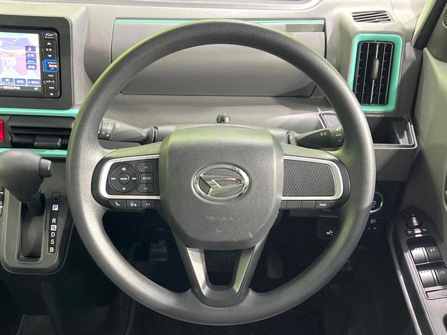 �C���e���A�ɍ��킹���f�U�C���̃X�e�A�����O�́A�^�]�������̂��Ƃ��l���A�^�]���₷���`��A�傫���ł��B�����x�A���ۂɐG���Ă��m���߂��������B