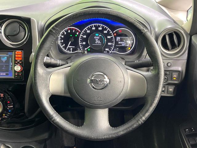 �C���e���A�ɍ��킹���f�U�C���̃X�e�A�����O�́A�^�]�������̂��Ƃ��l���A�^�]���₷���`��A�傫���ł��B�����x�A���ۂɐG���Ă��m���߂��������B