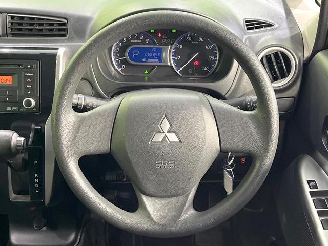 �C���e���A�ɍ��킹���f�U�C���̃X�e�A�����O�́A�^�]�������̂��Ƃ��l���A�^�]���₷���`��A�傫���ł��B�����x�A���ۂɐG���Ă��m���߂��������B