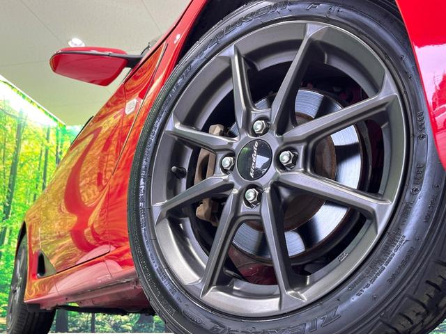 �y�����P�T�C���`�A���~�z�C�[���z�O�ςɃ}�b�`���������A���~�z�C�[���𑕒����Ă���܂��B�e��ЊO�A���~�z�C�[����A�X�^�b�h���X�^�C�����戵�����Ă���܂��B���񂲑��k����������