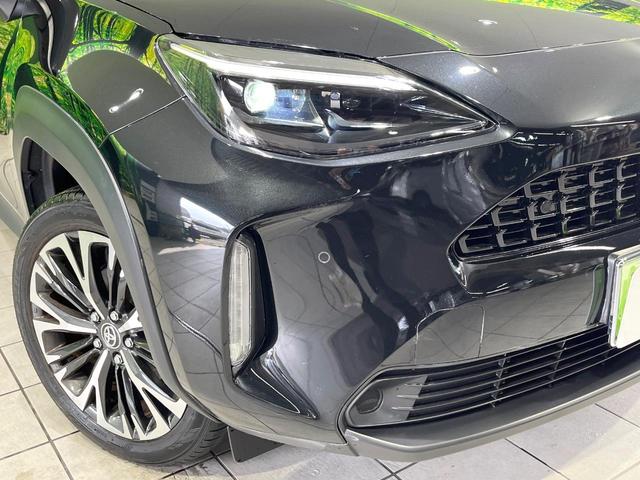ヤリスクロス ハイブリッドZ 禁煙車 純正8型ディスプレイオーディオ 全周囲カメラ 衝突軽減装置 レーダークルーズ シートヒーター ステアリングヒーター パワーシート LEDヘッド オートハイビーム ETC ドラレコ スマートキー(12枚目)