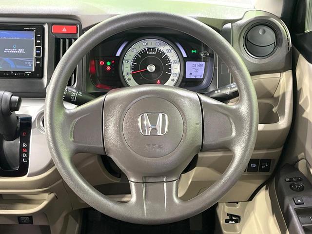 �C���e���A�ɍ��킹���f�U�C���̃X�e�A�����O�́A�^�]�������̂��Ƃ��l���A�^�]���₷���`��A�傫���ł��B�����x�A���ۂɐG���Ă��m���߂��������B