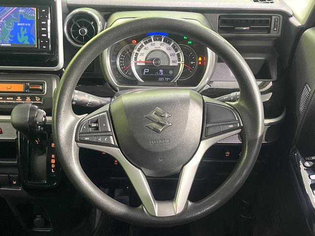 �C���e���A�ɍ��킹���f�U�C���̃X�e�A�����O�́A�^�]�������̂��Ƃ��l���A�^�]���₷���`��A�傫���ł��B�����x�A���ۂɐG���Ă��m���߂��������B