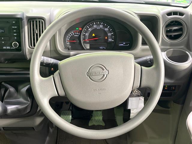 �C���e���A�ɍ��킹���f�U�C���̃X�e�A�����O�́A�^�]�������̂��Ƃ��l���A�^�]���₷���`��A�傫���ł��B�����x�A���ۂɐG���Ă��m���߂��������B