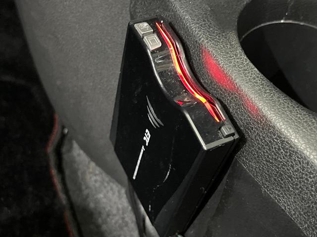 ノート ニスモ　禁煙車　ＳＤナビ　衝突軽減装置　ＥＴＣ　Ｂｌｕｅｔｏｏｔｈ　フルセグ　ドラレコ　スマートキー　ＬＥＤヘッドライト　横滑り防止装置　アイドリングストップ　オートエアコン　オートライト（6枚目）