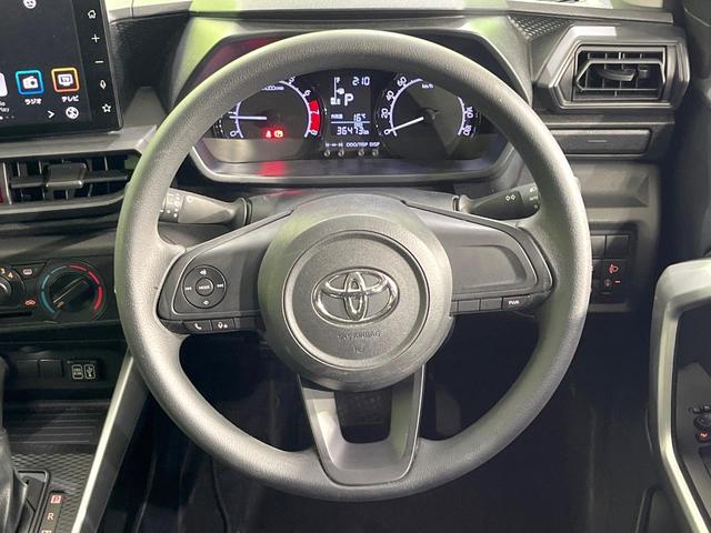 �C���e���A�ɍ��킹���f�U�C���̃X�e�A�����O�́A�^�]�������̂��Ƃ��l���A�^�]���₷���`��A�傫���ł��B�����x�A���ۂɐG���Ă��m���߂��������B