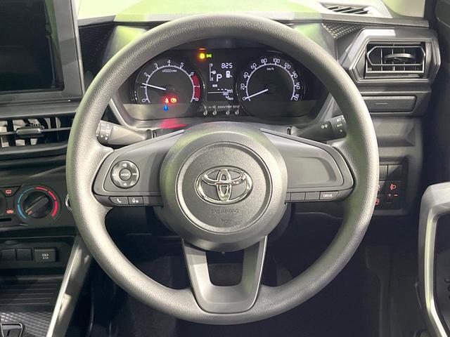 �C���e���A�ɍ��킹���f�U�C���̃X�e�A�����O�́A�^�]�������̂��Ƃ��l���A�^�]���₷���`��A�傫���ł��B�����x�A���ۂɐG���Ă��m���߂��������B