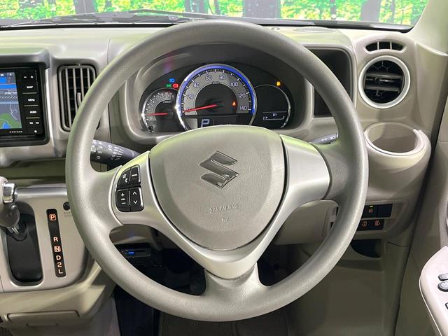 �C���e���A�ɍ��킹���f�U�C���̃X�e�A�����O�́A�^�]�������̂��Ƃ��l���A�^�]���₷���`��A�傫���ł��B�����x�A���ۂɐG���Ă��m���߂��������B