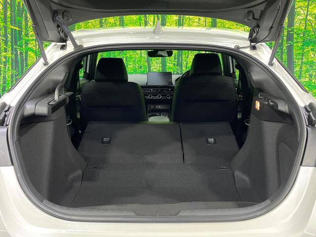 ���i�̂���������ʋ΁A���}���ɏ\���ȉ׎��X�y�[�X���m�ۂ��Ă���܂��B�Z�J���h�V�[�g��|���ƁA�傫�ȉו��̐ύڂ��\�ł���