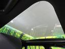 【パノラマルーフ】大型のガラスルーフ搭載で車内の解放感が一気にアップ!開放的なドライブをお楽しみいただけます。