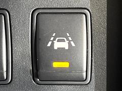 【車線逸脱警報】道路上の白（黄）線を認識し、意図せず走行中の車線からはみ出しそうになった時、メーター内の警告灯とブザーで注意喚起してくれる安心・安全機能です♪ 7