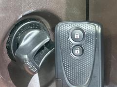 【スマートキー】カバンやポケットに入れたままでもドアの施錠・解錠が可能なスマートキーを装備。エンジンのオン・オフ時もカギを取り出す必要が無いからとっても便利です♪ 5