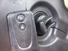 【キーフリーシステム】カバンやポケットに入れたままでもドアの施錠・解錠が可能なスマートキーを装備。エンジンのオン・オフ時もカギを取り出す必要が無いからとっても便利です♪ 4