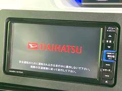 【メーカー純正ナビ】インテリアに溶け込むスタイリッシュな「専用設計」メーカーナビを装備♪視認性や操作性など基本性能にも優れ、より上質なカーライフをお楽しみいただけます。 3