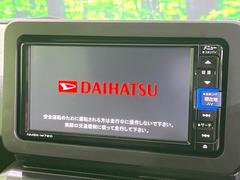 【純正ナビ】人気の純正ナビを装備しております。ナビの使いやすさはもちろん、オーディオ機能も充実！キャンプや旅行はもちろん、通勤や買い物など普段のドライブも楽しくなるはず♪ 4