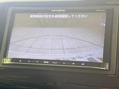 【バックカメラ】駐車時に後方がリアルタイム映像で確認できます。大型商業施設や立体駐車場での駐車時や、夜間のバック時に大活躍！運転スキルに関わらず、今や必須となった装備のひとつです！ 4