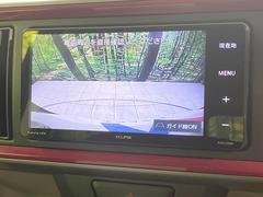 【バックカメラ】駐車時に後方がリアルタイム映像で確認できます。大型商業施設や立体駐車場での駐車時や、夜間のバック時に大活躍！運転スキルに関わらず、今や必須となった装備のひとつです！ 4