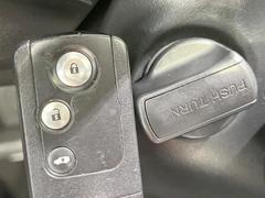 【Ｈｏｎｄａスマートキー】カバンやポケットに入れたままでもドアの施錠・解錠が可能なスマートキーを装備。エンジンのオン・オフ時もカギを取り出す必要が無いからとっても便利です♪ 7