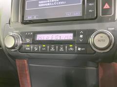 【左右独立型フルオートエアコン】運転席と助手席でそれぞれお好みの温度に設定可能。同乗者にも配慮した、快適な空調をお届け致します。 7