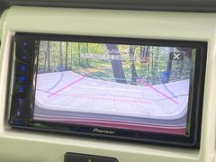 【バックカメラ】駐車時に後方がリアルタイム映像で確認できます。大型商業施設や立体駐車場での駐車時や、夜間のバック時に大活躍！運転スキルに関わらず、今や必須となった装備のひとつです！ 4