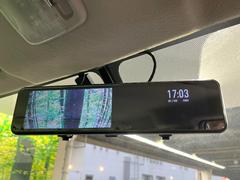 【デジタルインナーミラー】後席の大きな荷物や同乗者で後方が確認しづらい時でも安心！カメラが撮影した車両後方の映像をルームミラー内に表示。クリアな視界で状況の確認が可能です！ 4