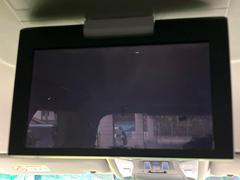 【１１型フリップダウンモニター】大画面モニターで後席でもエンタメをお楽しみいただけます。小さなお子様にも大人気の装備です♪ 4