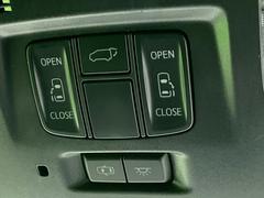 【両側パワースライドドア】スマートキーや運転席のスイッチで後席両側スライドドアの開閉が可能♪電動だから力を入れてドアを開ける必要が無く、小さなお子様でも簡単に開け閉めでき快適です♪ 5