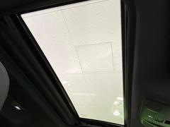 【サンルーフ】開放感たっぷりの希少装備、サンルーフが装着されています！車内に明かりを取り入れたり景色を楽しむ以外にも、車内の空気も簡単に換気できて快適です！ 3