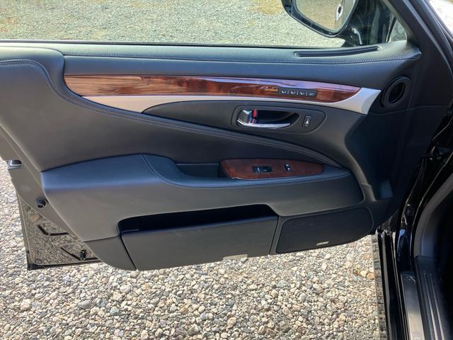 ＬＳ ＬＳ４６０　バージョンＣ　Ｉパッケージ　三眼ＬＥＤヘッドライト　メーカーナビ　イージークローザードア　ブラインドスポットモニター　パワートランク　黒革シート　シートヒータークレンツェ２１インチアルミホイール　クルーズコントロール　地デジＴＶ（16枚目）