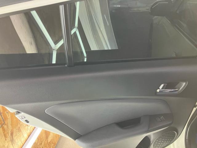 プリウス Ａツーリングセレクション　禁煙車　ユーザー買取車　モデリスタフルエアロＬＥＤディライト付　黒革　前席シートヒーター　トヨタ純正９インチナビ　Ｂｌｕｅｔｏｏｔｈ　バックカメラ　ステアリングスイッチ　ドラレコ　タイヤ２本交換（27枚目）