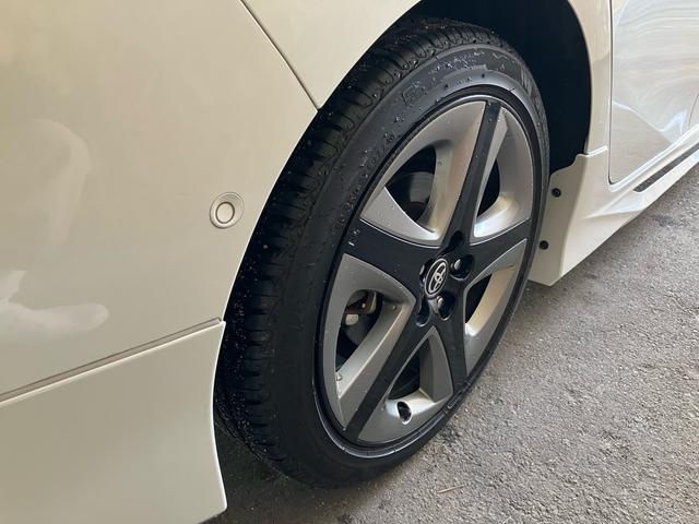 プリウス Ａツーリングセレクション　禁煙車　ユーザー買取車　モデリスタフルエアロＬＥＤディライト付　黒革　前席シートヒーター　トヨタ純正９インチナビ　Ｂｌｕｅｔｏｏｔｈ　バックカメラ　ステアリングスイッチ　ドラレコ　タイヤ２本交換（34枚目）