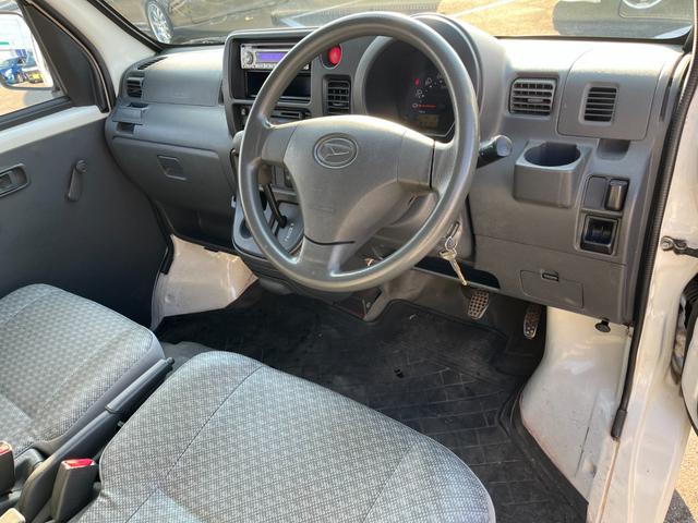 ハイゼットカーゴ スペシャル　当店下取り車　両側スライドドア　社外１２インチアルミ　ケンウッド製ＣＤチューナー　鍵２個　リアフィルム貼り（27枚目）