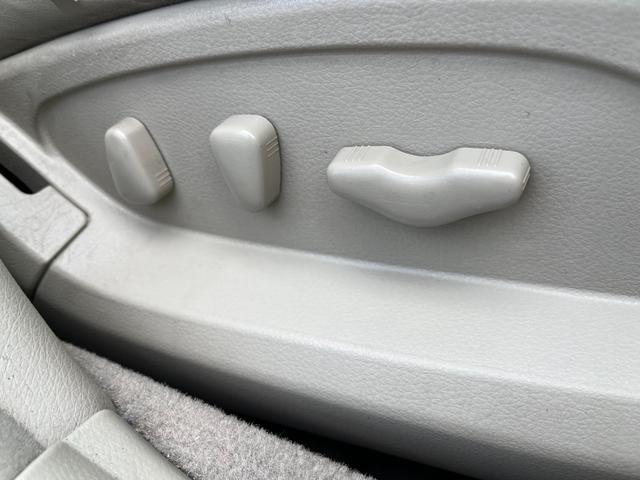 シーマ ４５０ＶＩＰ　ワンオーナー　禁煙車　実走行４万ＫＭ台　純正ナビ　ベージュ本革シート　バルカンＨＩＤヘッドライト　左リアリラックスシート　ホット＆クールシート　純正１６インチアルミ　タイミングチェーン（48枚目）