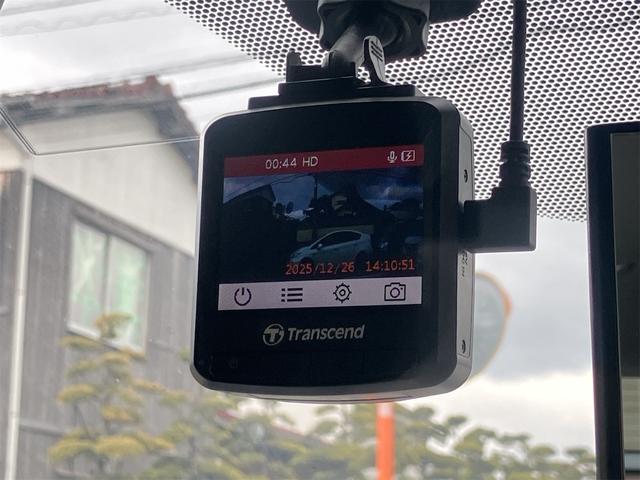 プリウス Ｓ　ドライブレコーダー　ＥＴＣ　バックカメラ　ナビ　ＴＶ　アルミホイール　オートライト　ＨＩＤ　ＣＶＴ　スマートキー　アイドリングストップ　電動格納ミラー　盗難防止システム　ＣＤ　ＤＶＤ再生　ＵＳＢ（11枚目）