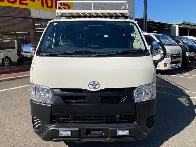 ハイエースバン ロングDX 6型・6人乗り・トヨタセーフティセンス・ルーフキャリア・マッドブラックグリル・新品バンパーガード・LEDデイライト・メッキ電格ミラー・リアコーナーセンサー・リアラダー・SDナビ・バックカメラ・ドラレコ(2枚目)