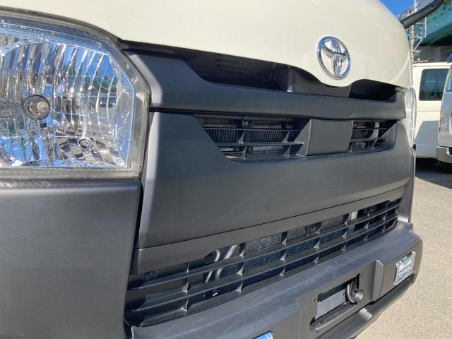 ハイエースバン ロングDX 6型・6人乗り・トヨタセーフティセンス・ルーフキャリア・マッドブラックグリル・新品バンパーガード・LEDデイライト・メッキ電格ミラー・リアコーナーセンサー・リアラダー・SDナビ・バックカメラ・ドラレコ(4枚目)