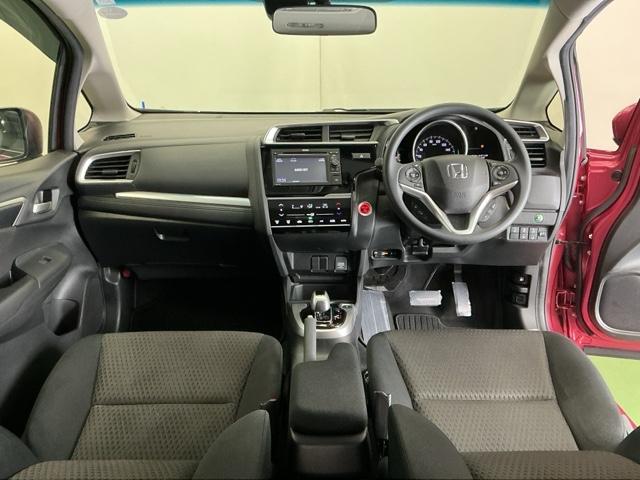 ドライバーを中心に自然に手が届く位置にＡＴセレクトレバーやエアコン、様々な操作スイッチなどを配置、操作性に優れています