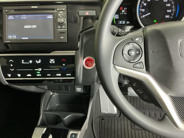 純正ディスプレイオーディオが装備されています。ステアリング左手側にオーディオ関連のコントロールスイッチを配置しています。操作時は視線を逸らすことなく運転に集中できます。